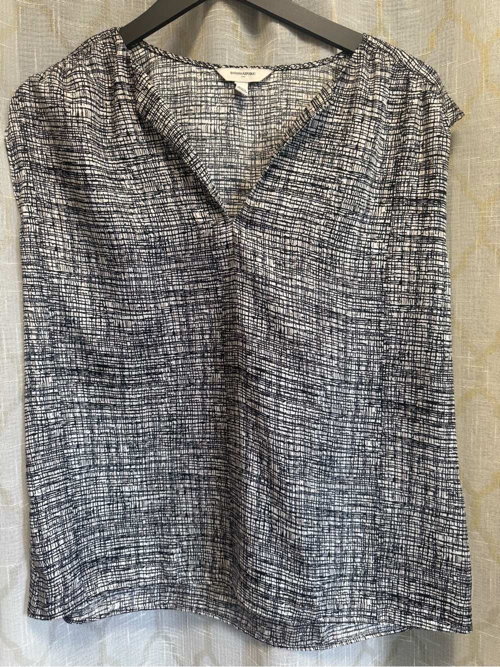 Banana Republic Black & White Textured V-Neck Sleeveless Camisole